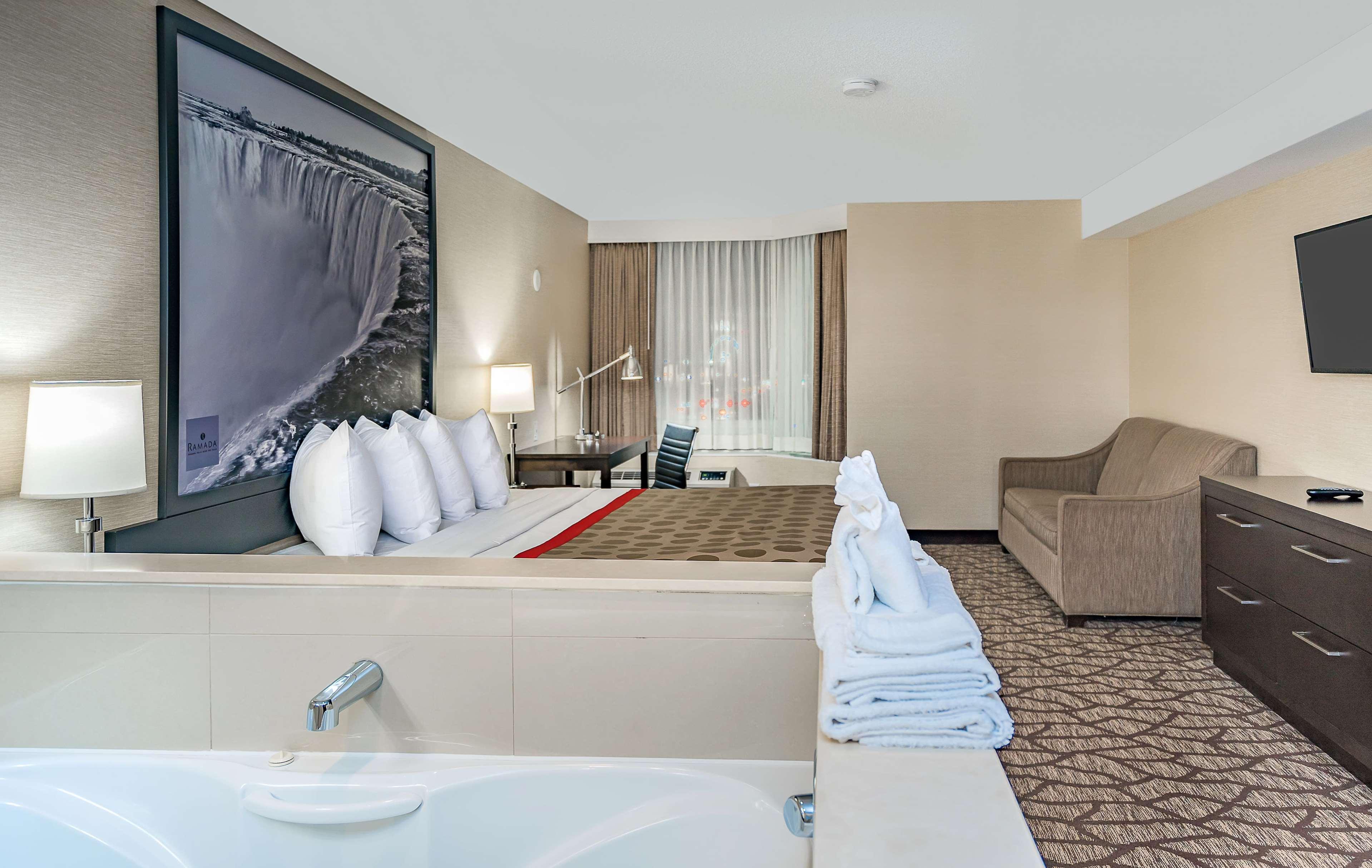 Ramada By Wyndham Niagara Falls Near The Falls Zewnętrze zdjęcie
