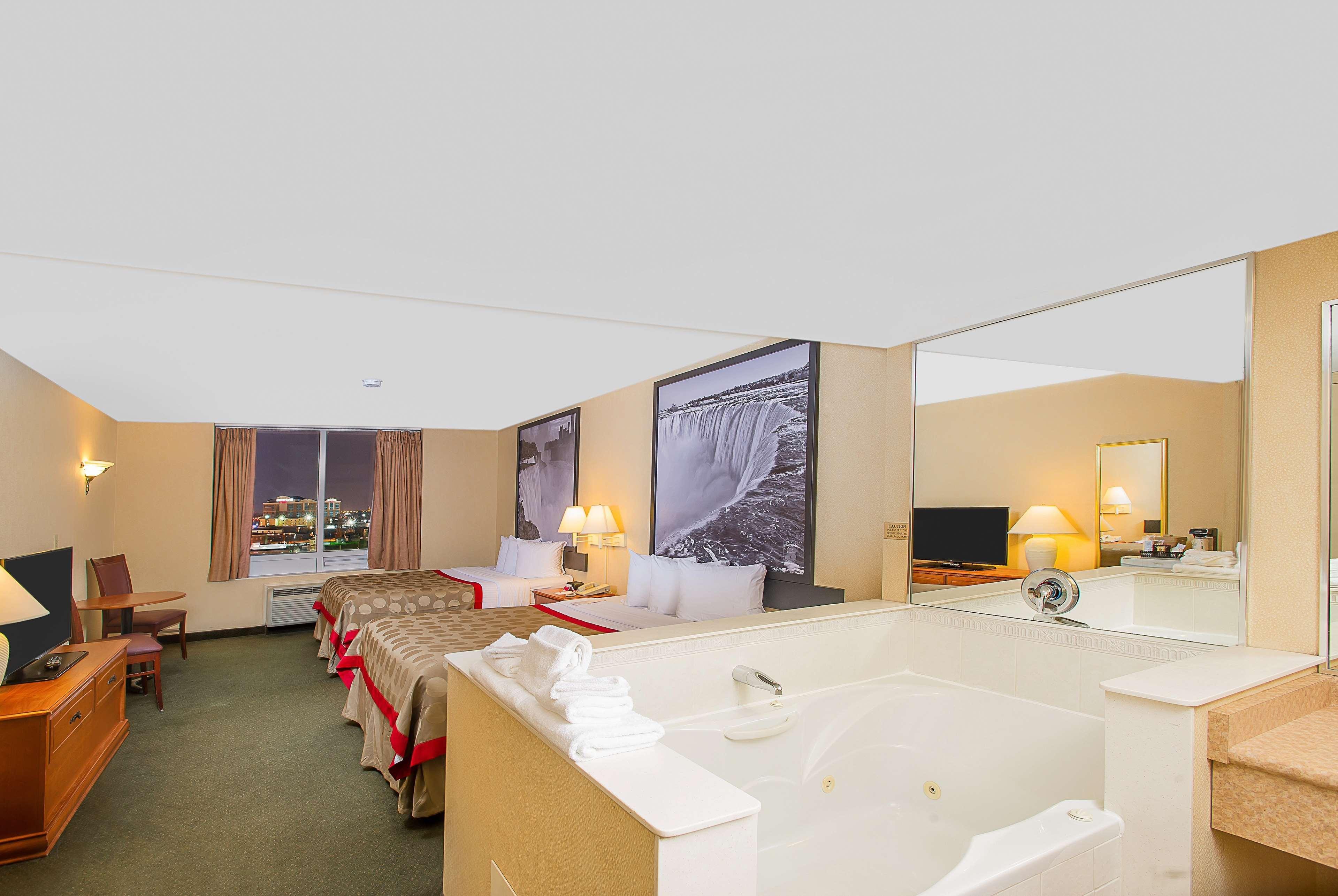 Ramada By Wyndham Niagara Falls Near The Falls Zewnętrze zdjęcie
