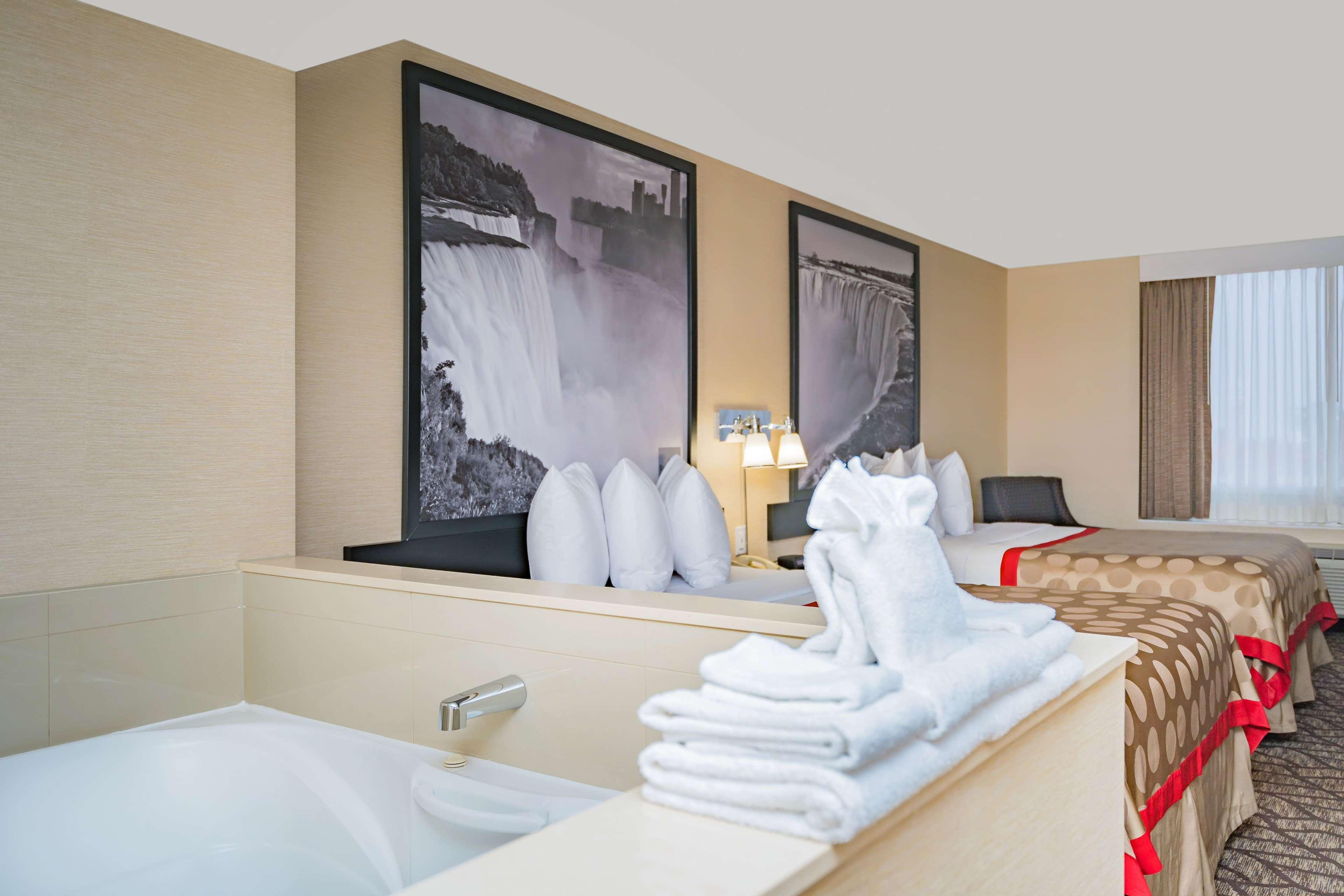 Ramada By Wyndham Niagara Falls Near The Falls Zewnętrze zdjęcie