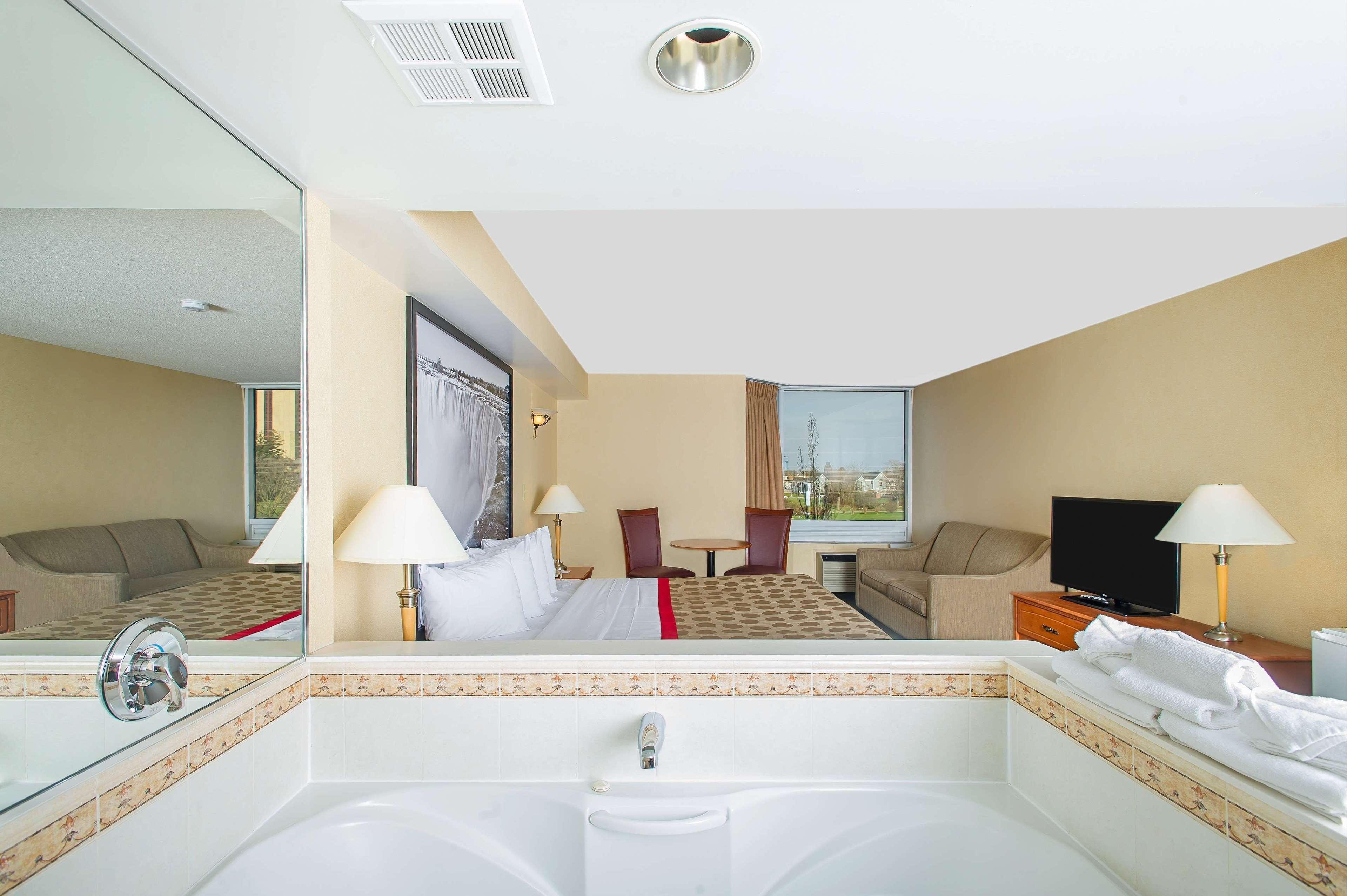 Ramada By Wyndham Niagara Falls Near The Falls Zewnętrze zdjęcie