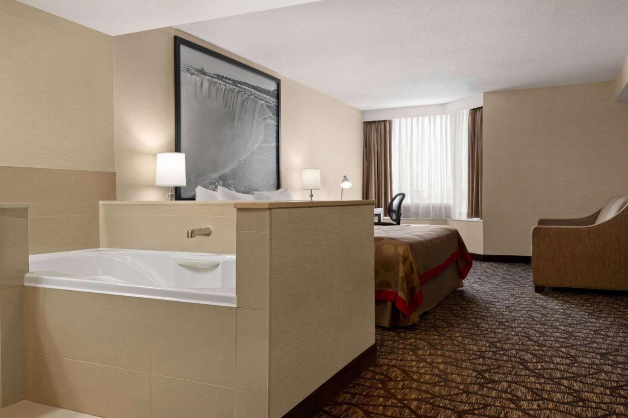 Ramada By Wyndham Niagara Falls Near The Falls Zewnętrze zdjęcie