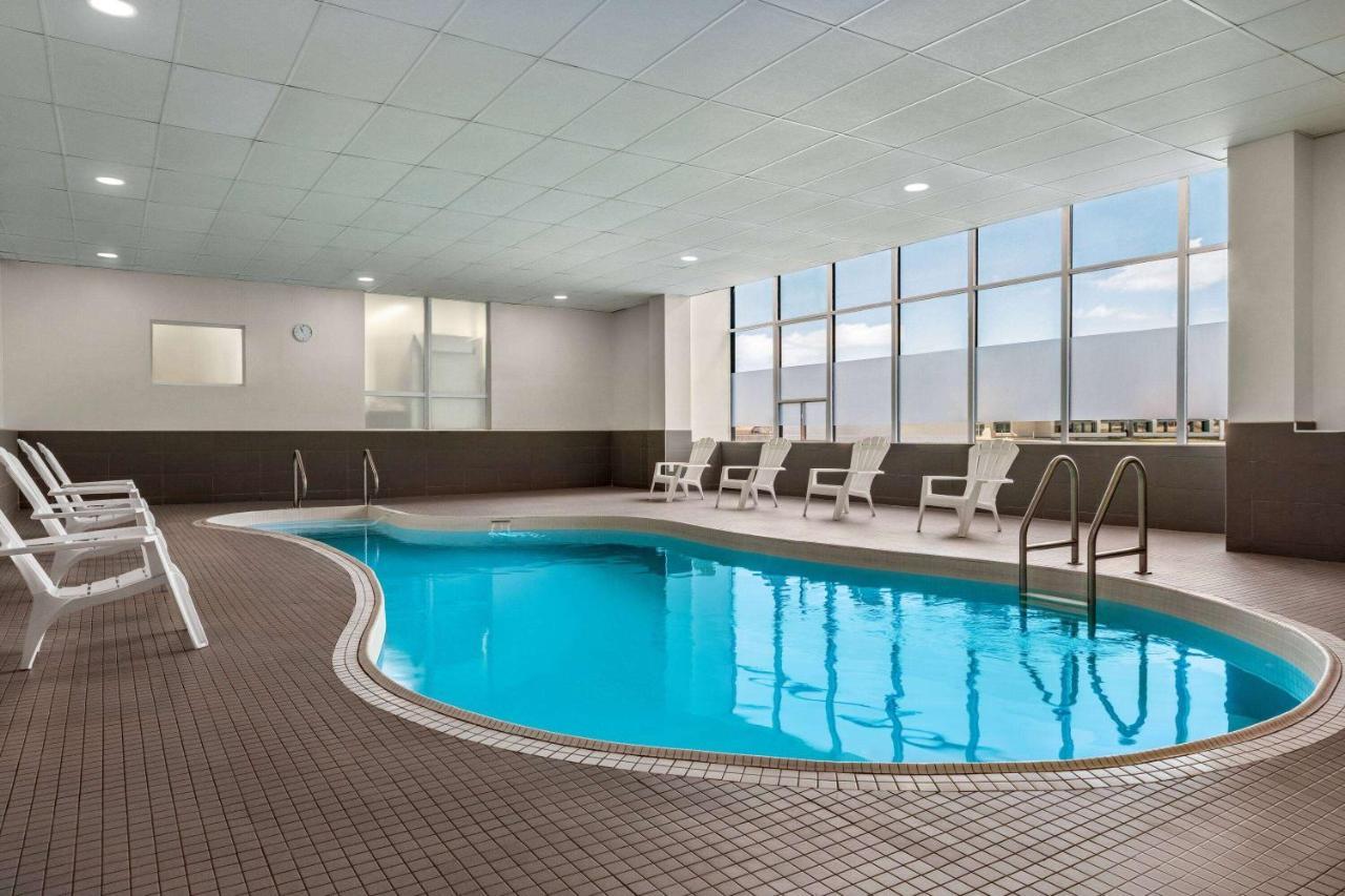 Ramada By Wyndham Niagara Falls Near The Falls Zewnętrze zdjęcie